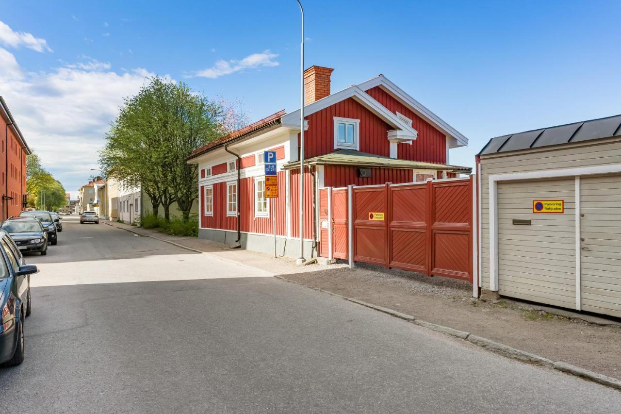 Gardshuset Mitt I Centrala Gaevle Exterior photo
